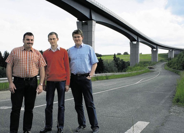 Brckenschlag unter Parteifreunden. Di...fen sich bei  der Gauchachtalbrcke.    | Foto: Minzer