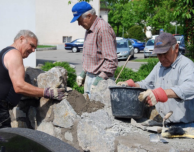 In Eigenarbeit bauten Emil Mcke, Jose...wegen Einsturzgefahr entfernt werden.   | Foto: Lins