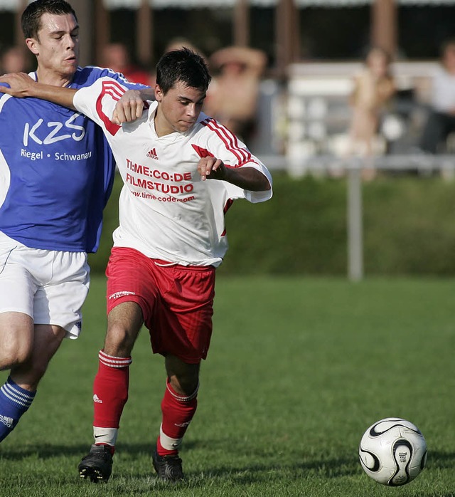 Der Ball ist das Ziel: FCN-Spieler Mirco Fischer  (rechts)  | Foto: aukthun (a)