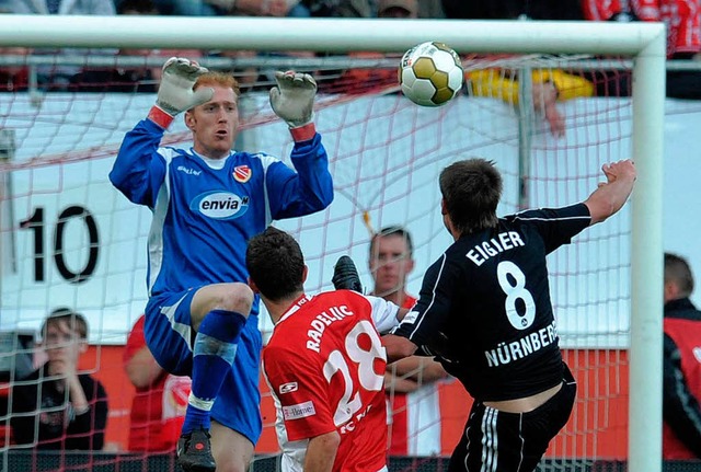 Nrnbergs Christian Eigler (rechts) er...und Ivan Radeljic den Treffer zum 0:2.  | Foto: ddp