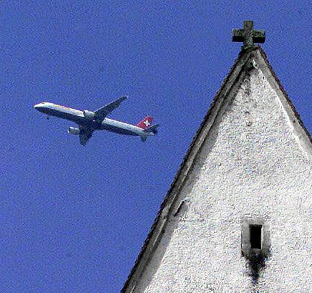 Eine Swissair-Maschine fliegt ber Hohentengen im Kreis Waldshut.  | Foto: dpa