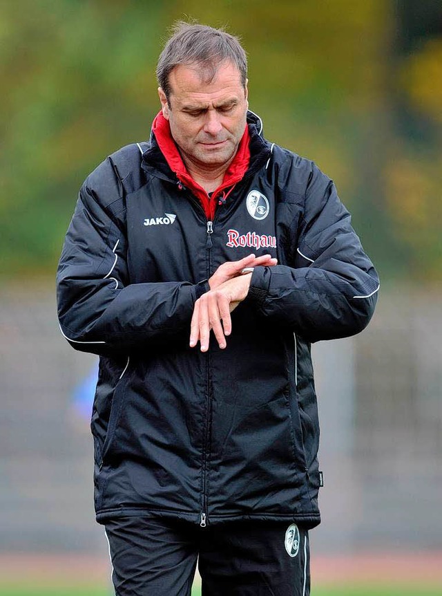 Nach zehn Minuten einig: Gnter Rommel bleibt Damen-Trainer beim SC Freiburg.  | Foto: Patrick Seeger