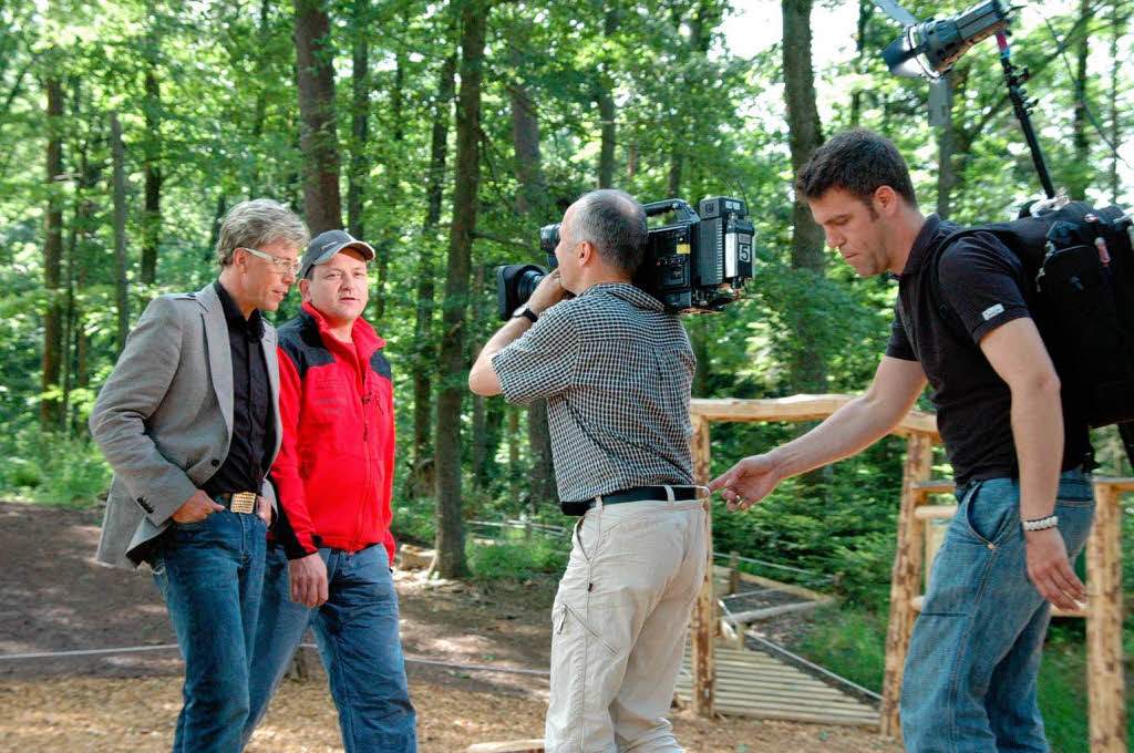 Naturerlebnisparks Waldkirch. Thomas Hangs erlutert Moderator Hansy Vogt vom SWR fr die „Sonntagstour“ die neue Attraktion.