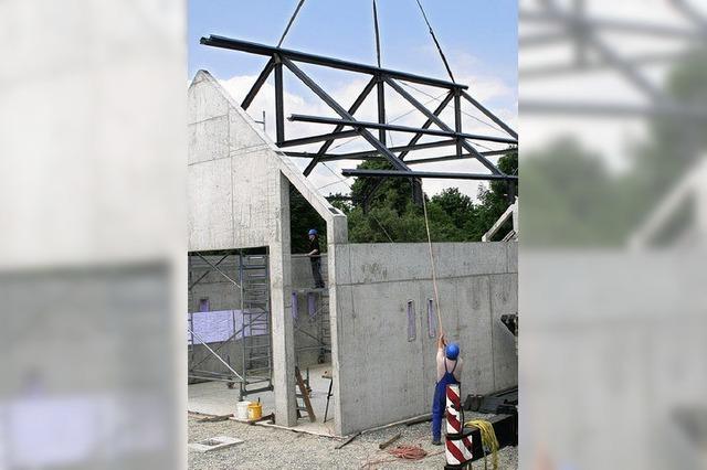 Die Abdankungshalle hat eins aufs Dach bekommen