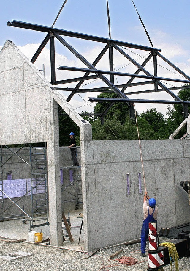 <Bildtext>Millimetergenau senkte sich ...uknftigen Abdankungshalle.</Bildtext>  | Foto: Reinhard Cremer