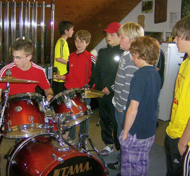 Die Jungs umringten Patrick Stei, der das  Schlagzeug vorstellte.   | Foto: nk