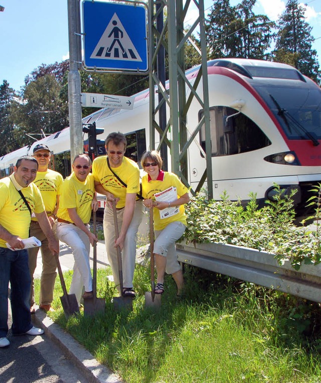 Sie simulierten gestern den symbolisch... beim  Bahnbergang Baumgartnerstrae   | Foto: Nikolaus Trenz