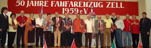 Ausgezeichnete Mitglieder hat der Fanf...r Verdienste und Vereinstreue geehrt.   | Foto: Paul Berger
