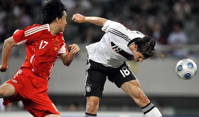 Und wieder nix:  Mario Gomez (rechts) ...ng bedrngt, den Ball neben das Tor.    | Foto: ddp