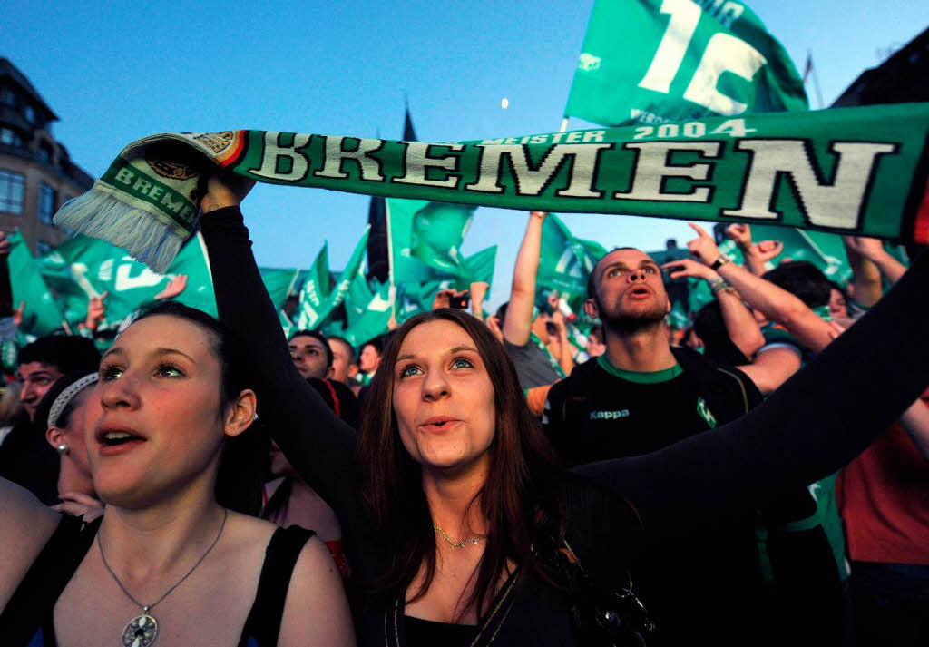 Werder Bremen triumphiert zum sechsten Mal im DFB-Pokal. Werder Bremen triumphiert zum sechsten Mal im DFB-Pokal.
