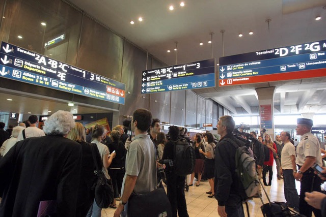 Flughafen Charles-de-Gaulle: Angehrige warten auf die Maschine aus Brasilien.  | Foto: AFP