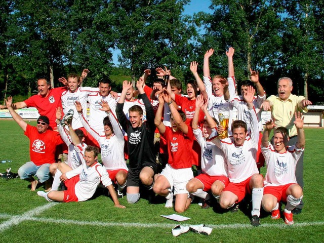 Ausgelassen feierten die Spieler des  TuS Oberrotweil   die Meisterschaft.  | Foto: herbert trogus