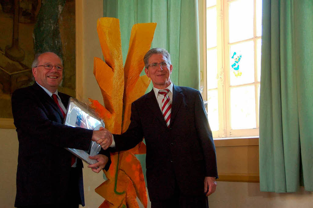 Gastgeschenk: ber die Skulptur „Friedenslinde“ freut sich Brgermeister Jean-Claude Wambst (li.) und dankte OB Wolfgang