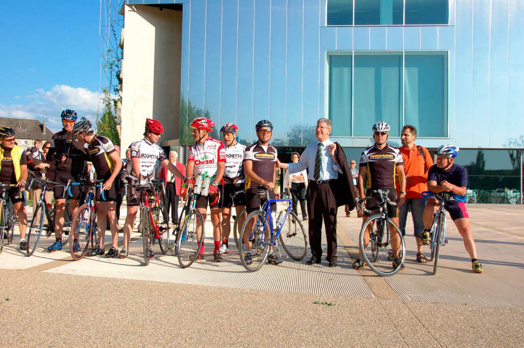Angekommen – Begrung der Radsportgruppe vor der Stadthalle