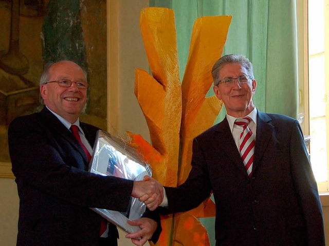 Gastgeschenk: ber die Skulptur &#8222...st (li.) und dankte OB Wolfgang Mller  | Foto: Heidrun Lauble