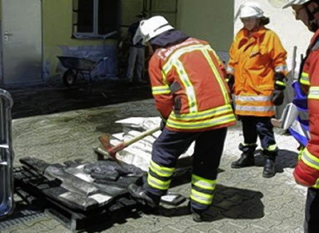Steinplatten beschdigte der Brand bei  Colletti.   | Foto: FEUERWEHR