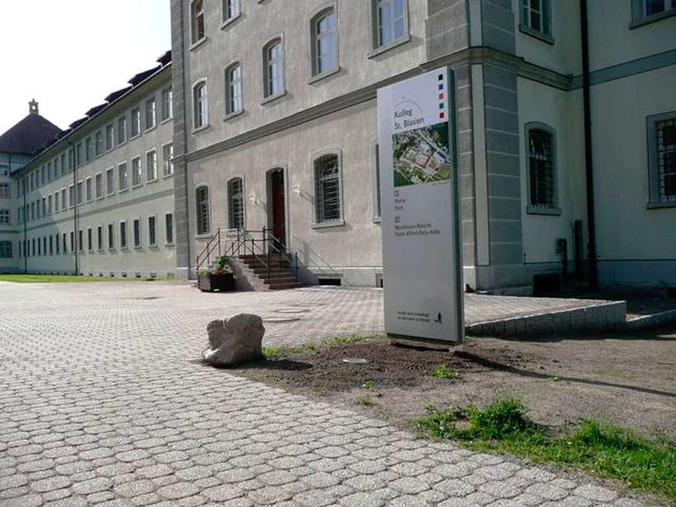 Neue Hinweistafel am Lehrereingang des Kollegs.  | Foto: Manuel Kaiser