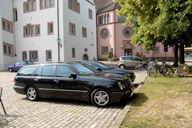 Nur wenige Autos parken auf dem Schlossplatz zur Kirchenzeit  | Foto: Sylvia-Karina Jahn