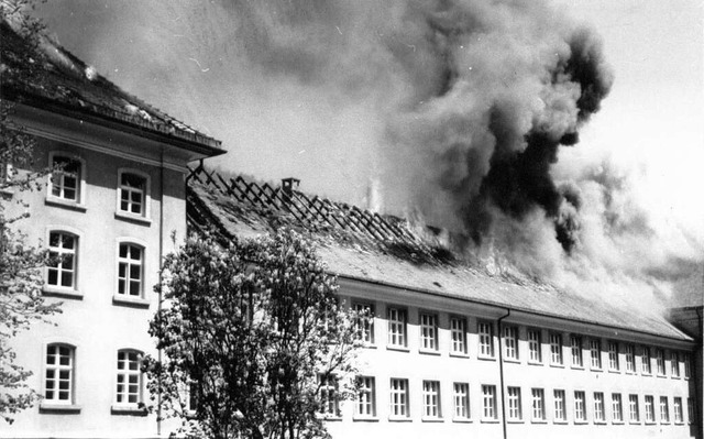 1977: Teile des Dachstuhls stehen in Flammen.   | Foto: BZ-Archiv