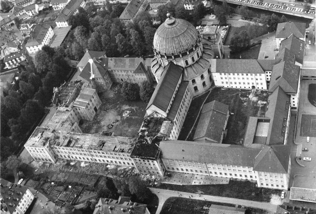 Luftaufnahme des ausgebrannten Gebudeteils.  | Foto: BZ-Archiv