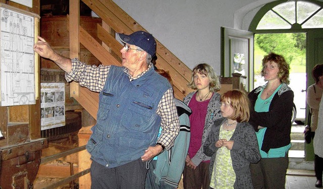 Mhlenfhrer Ernst Albert erluterte d...und die Geschichte der Mhle in Boll.   | Foto: Cornelia Selz