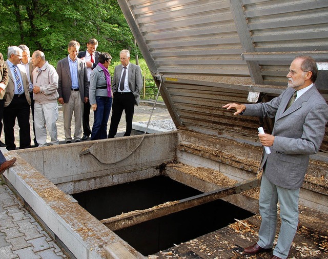 Geschftsfhrer Werner Gassert (rechts...n in den Hackschnitzelbunker blicken.   | Foto: Kathrin Blum