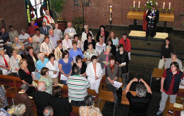 Unter der Leitung von Ernst Drflinger sangen die Kirchenchre des Rieds.   | Foto: dieter fink