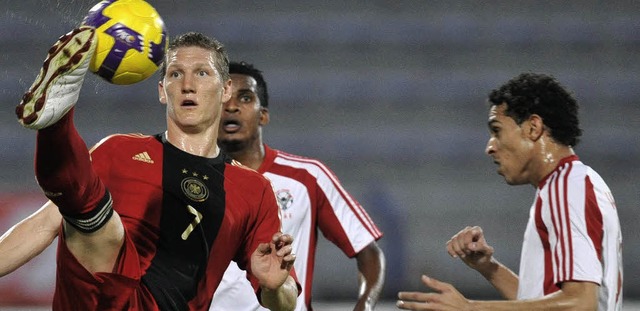 Bastian Schweinsteiger am Ball gegen Walid Abbas   (rechts)    | Foto: DDP
