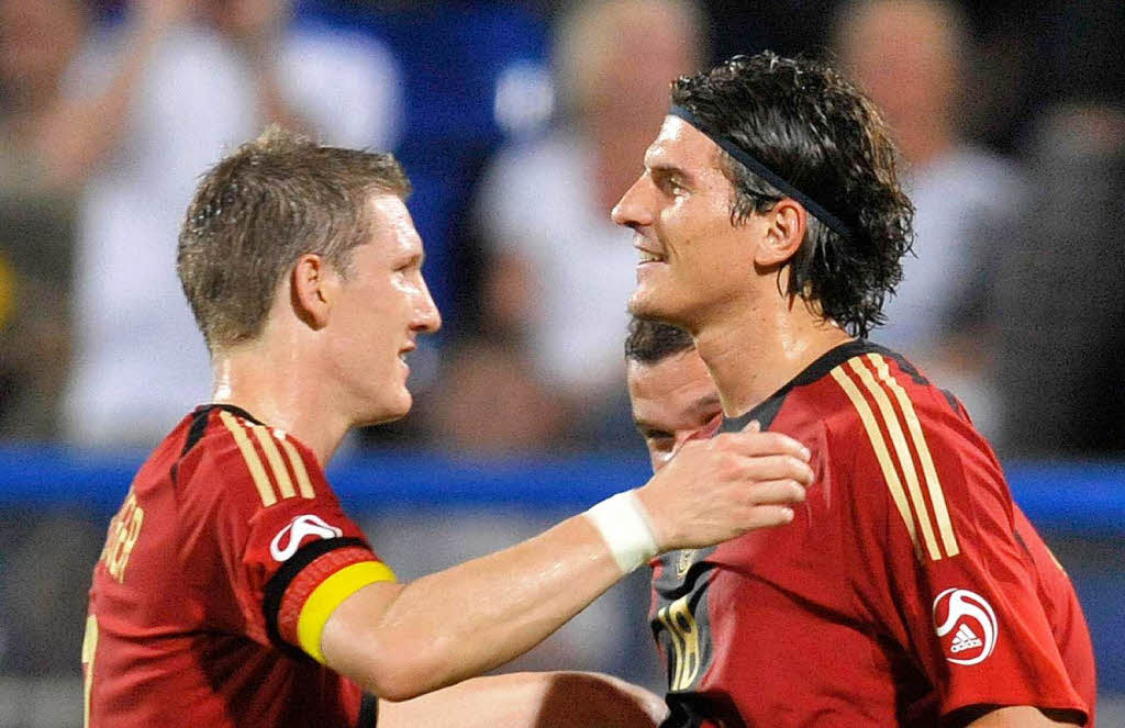 Der Mann des Spiels: Mario Gomez (rechts) bejubelt eines seiner vier Tore zusammen mit Bastian Schweinsteiger. Der Mann des Spiels: Mario Gomez (rechts) bejubelt eines seiner vier Tore zusammen mit Bastian Schweinsteiger.