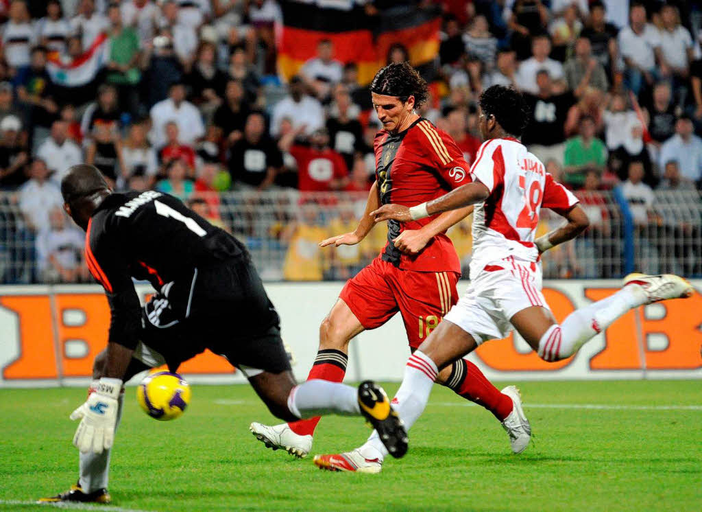 Mario Gomez (Mitte) auf dem Weg zum 2:0. Mario Gomez (Mitte) auf dem Weg zum 2:0.