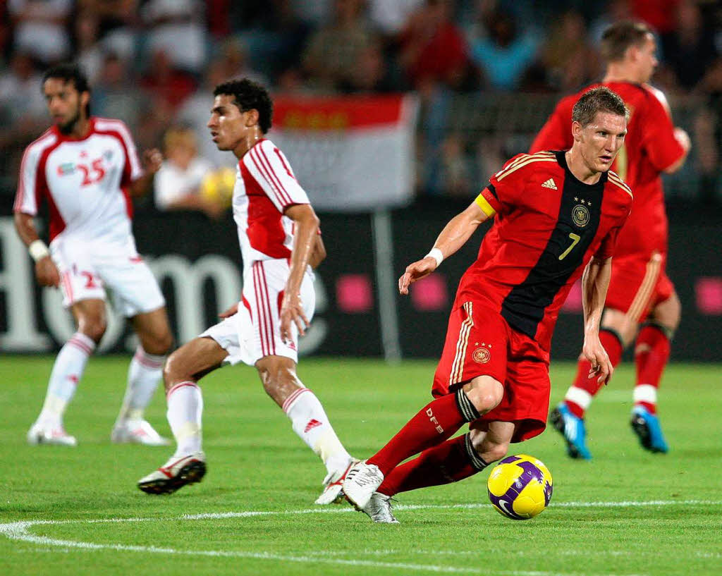 Bastian Schweinsteiger (rechts) stand als Kapitän der deutschen Mannschaft auf dem Platz. Bastian Schweinsteiger (rechts) stand als Kapitän der deutschen Mannschaft auf dem Platz.