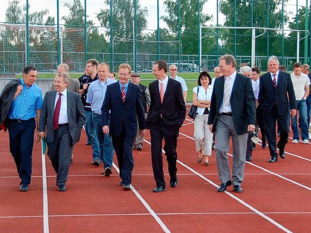 Helmut Rau, Minister fr Sport und Kul...s Lffinger Haslachstadions erlutern.  | Foto: Martin Wunderle
