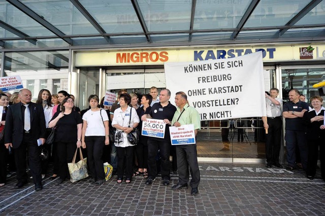 Mitarbeiter demonstrierten heute vor d...r Filiale an der Kaiser-Joseph-Strae.  | Foto: Thomas Kunz