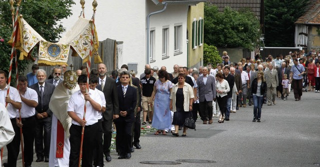 Feierliche Prozession beim Patrozinium in Kiechlinsbergen.   | Foto: Roland Vitt