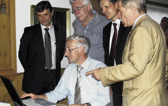 Hubert Zimmermann (sitzend), Roland Me...sten als Erste die Breitbandleitung.    | Foto: Schmid