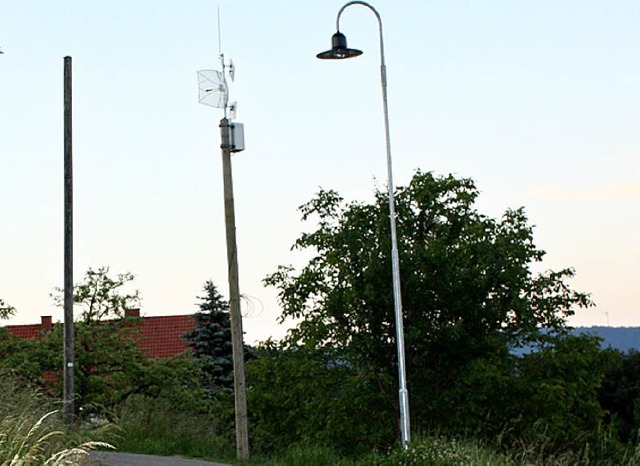 Stein des Anstoes: Funkantenne neben  Straenleuchte.   | Foto: Fabry