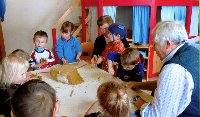 FWV-Stadtrat Gerhard Michler tpferte ...m katholischen Kindergarten Prg mit.   | Foto: Maier