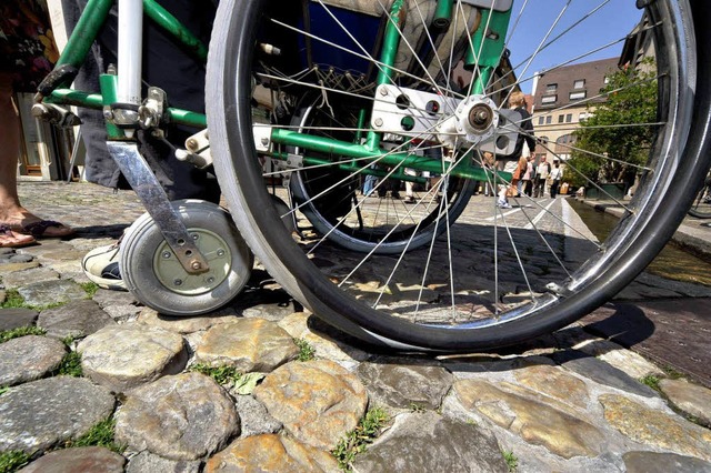 Problem Kopfsteinpflaster: Rollstuhlfa...hwer, ber den Mnsterplatz zu kommen.  | Foto: Thomas Kunz