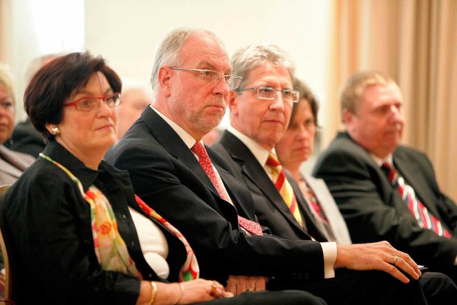 Tho Schnee, eingerahmt von seiner Fra... Oberbrgermeister Wolfgang G. Mller.  | Foto: Christoph Breithaupt