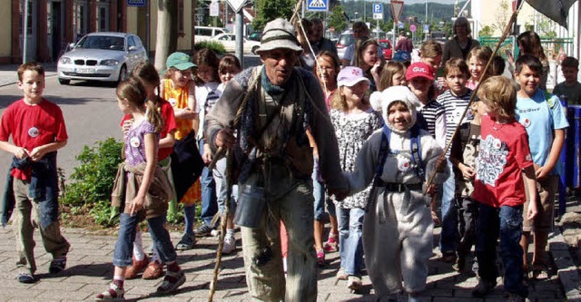 Dem Geienfidel (Klaus Millmeier) folg...die Stadt auf spannende Weise kennen.   | Foto: Silke Hartenstein