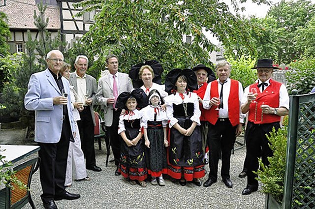 In  elsssischer Tracht wurden die Sen...o-Band Turckheim im Elsass empfangen.   | Foto: Privat