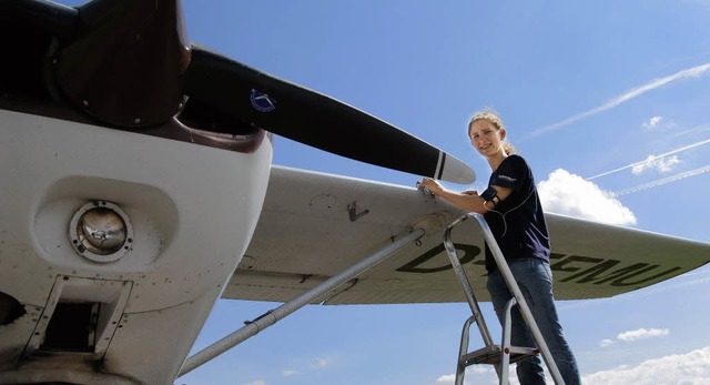 Birgit Lienhard putzt Flugzeuge, um ihr Taschengeld aufzubessern.   | Foto: Neubser