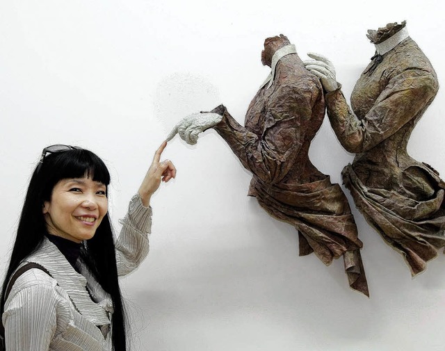 Mutsumi Aoki  mit ihren ins Dramatisch...ten skulpturalen Gewndern aus Papier   | Foto: Peter Heck