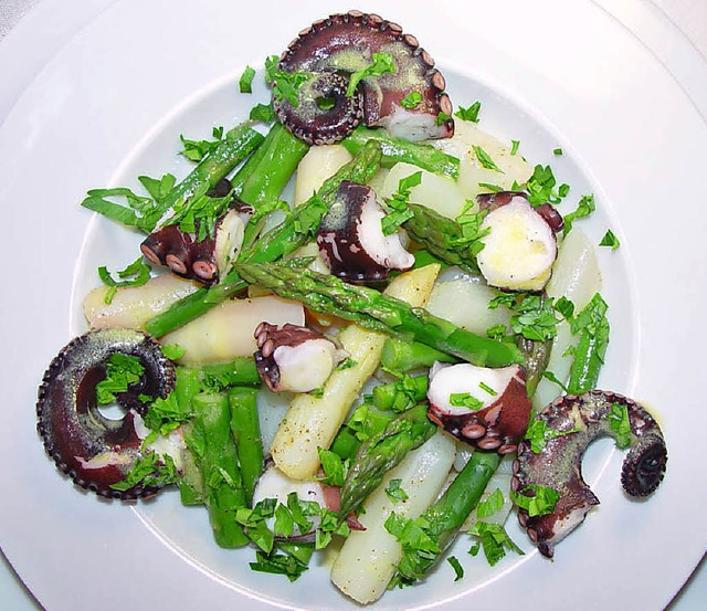 Sommerlich und frisch: Salatteller mit Spargel und Oktopus-Tentakel  | Foto: stechl