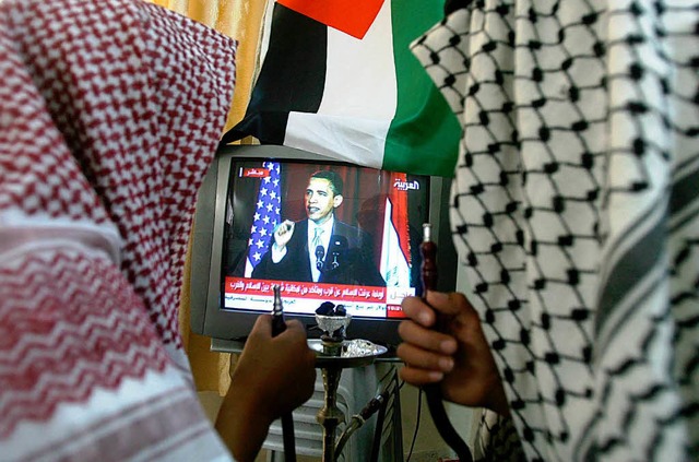 Zwei Palstinenser in Hebron verfolgen Obamas Rede.  | Foto: dpa