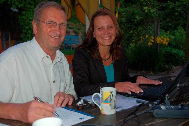 Noch arbeiten Gerhard Kehl und Stefani...rt hart fr die Grimmelshofer Chronik.  | Foto: Jutta Binner-Schwarz