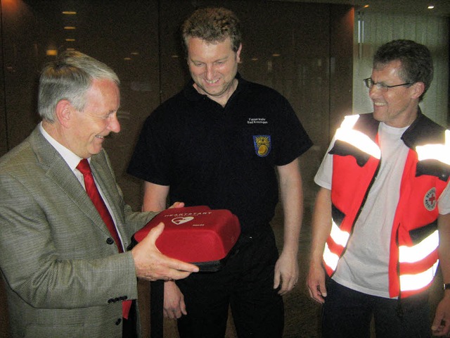 Leben retten kann der Defibrillator, d... Feuerwehr Felix Metzger berreichte.   | Foto: Anne Freyer