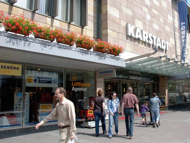 Noch gehen die Kunden bei Karstadt in Offenburg ein und aus.   | Foto: britta Kuck