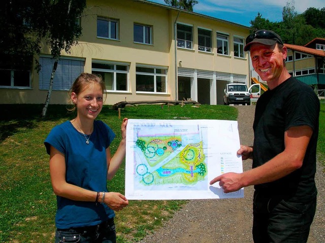 Planer Thomas Lang und Praktikantin La...eugestaltung des Lieler Schulhofes.     | Foto: Bernd Michaelis