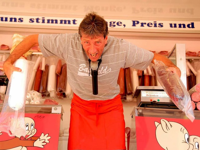 Auch &#8222;Wurst-Herby&#8220; preist ...gelnde lautstark seine Wurstwaren an.  | Foto: Michel Gandon